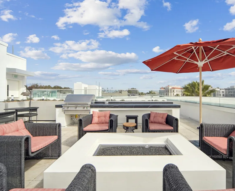 Outdoor lounge grills